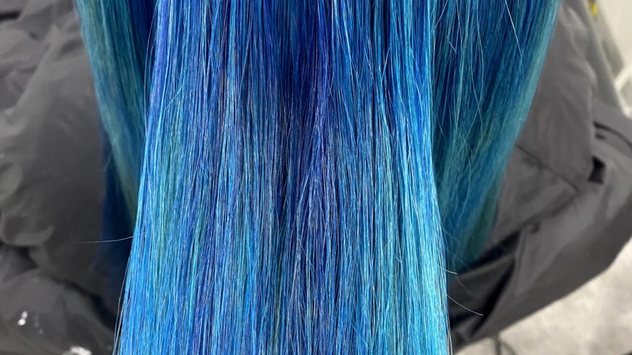 ネオンのような発色のブルーをブリーチ一回で作る！独特の青さが可愛い