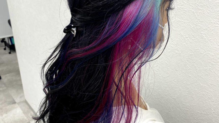 インナーカラー×派手髪　黒染めと度重なるカラーで傷んだ髪を紫、ピンク、青のグラデーションに